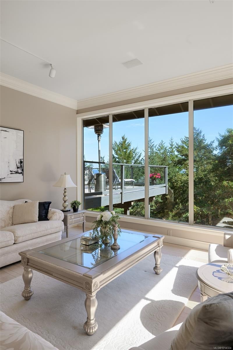 2807 Arbutus Rd, Saanich, BC