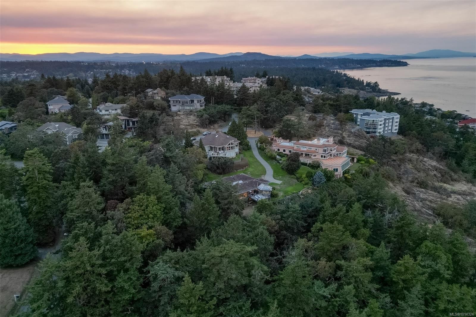 2807 Arbutus Rd, Saanich, BC