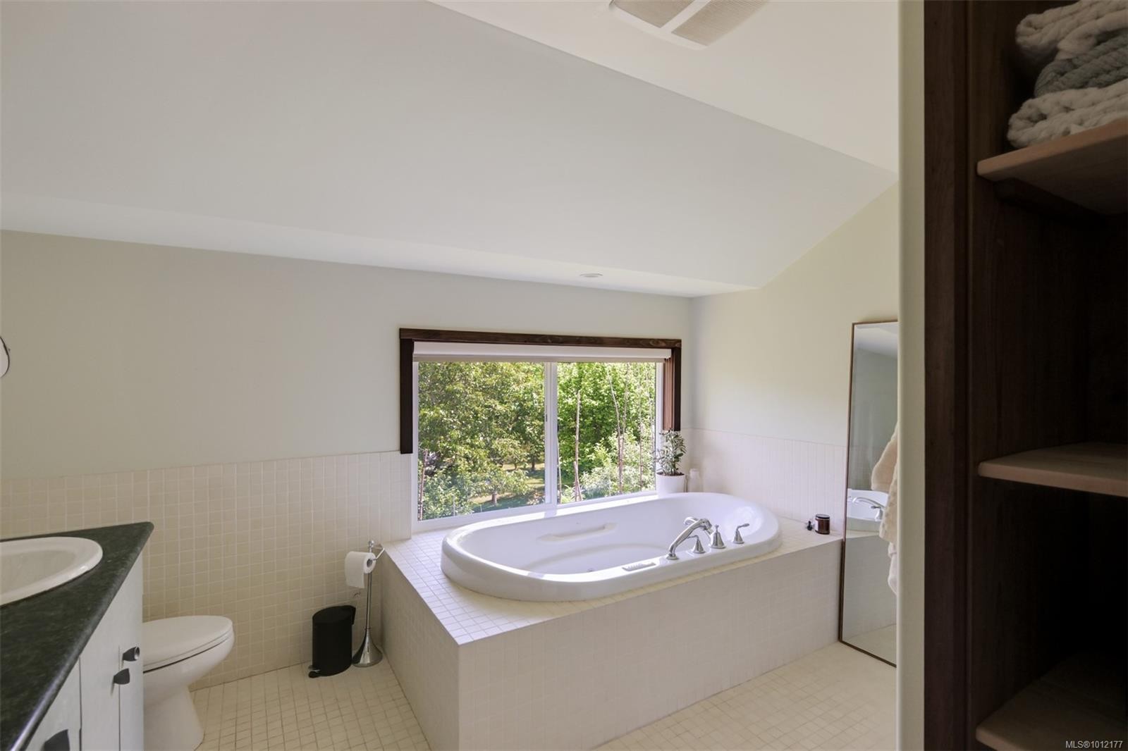 5489 Forest Hill Rd, Saanich, BC