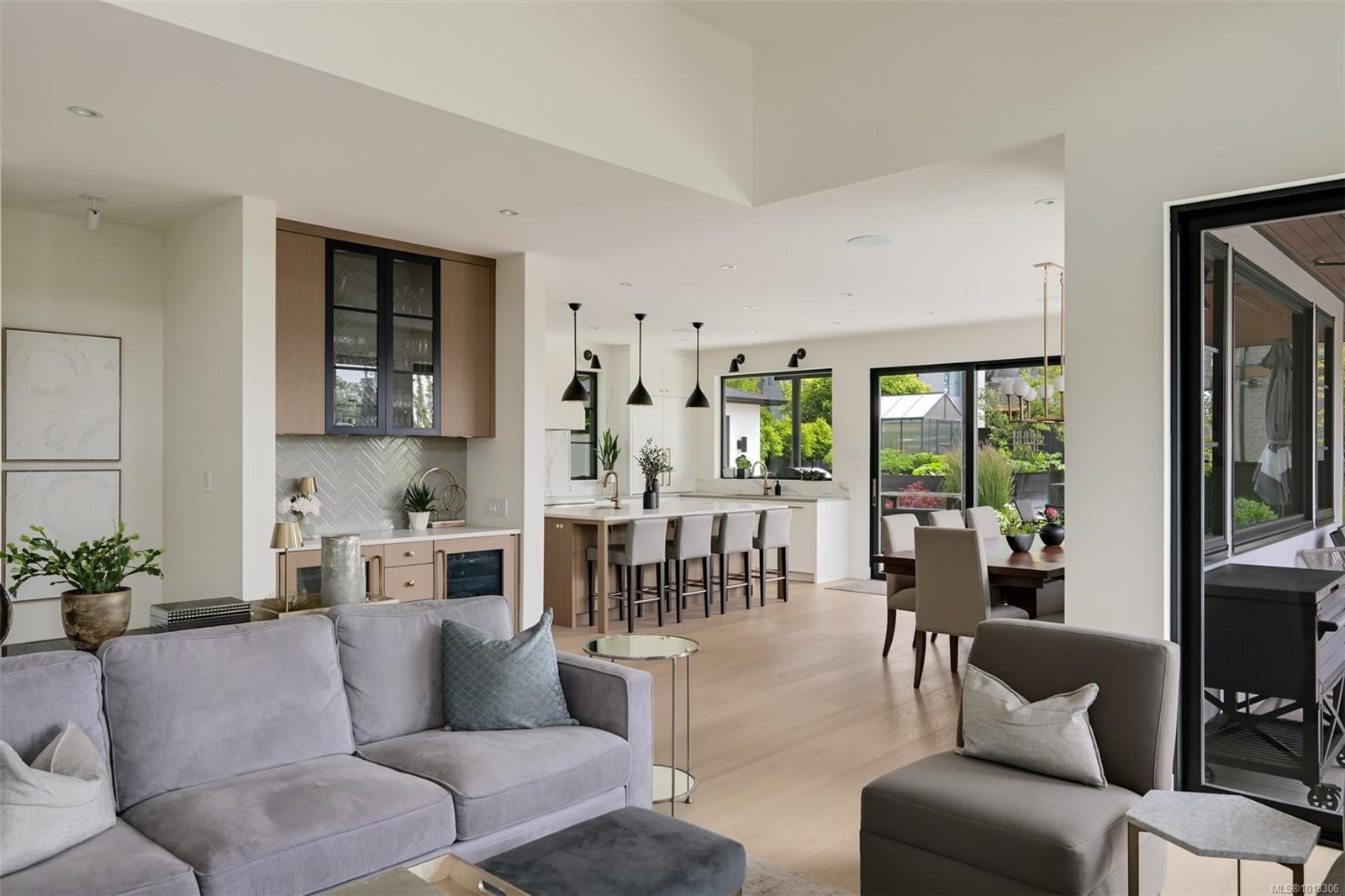 717 Robleda Cres, Victoria, BC