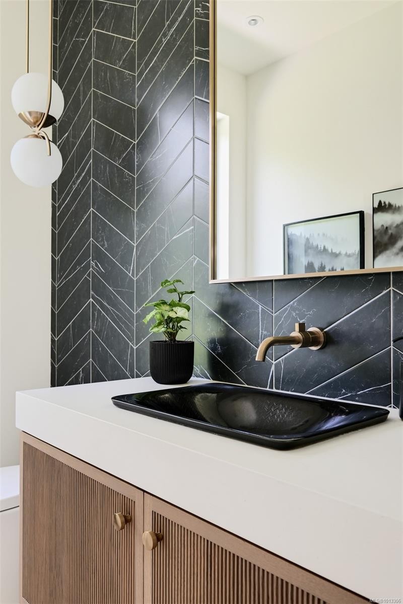 717 Robleda Cres, Victoria, BC