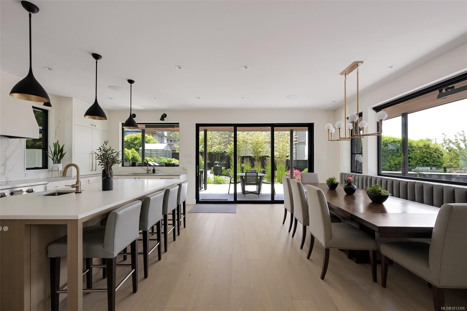 717 Robleda Cres, Victoria, BC