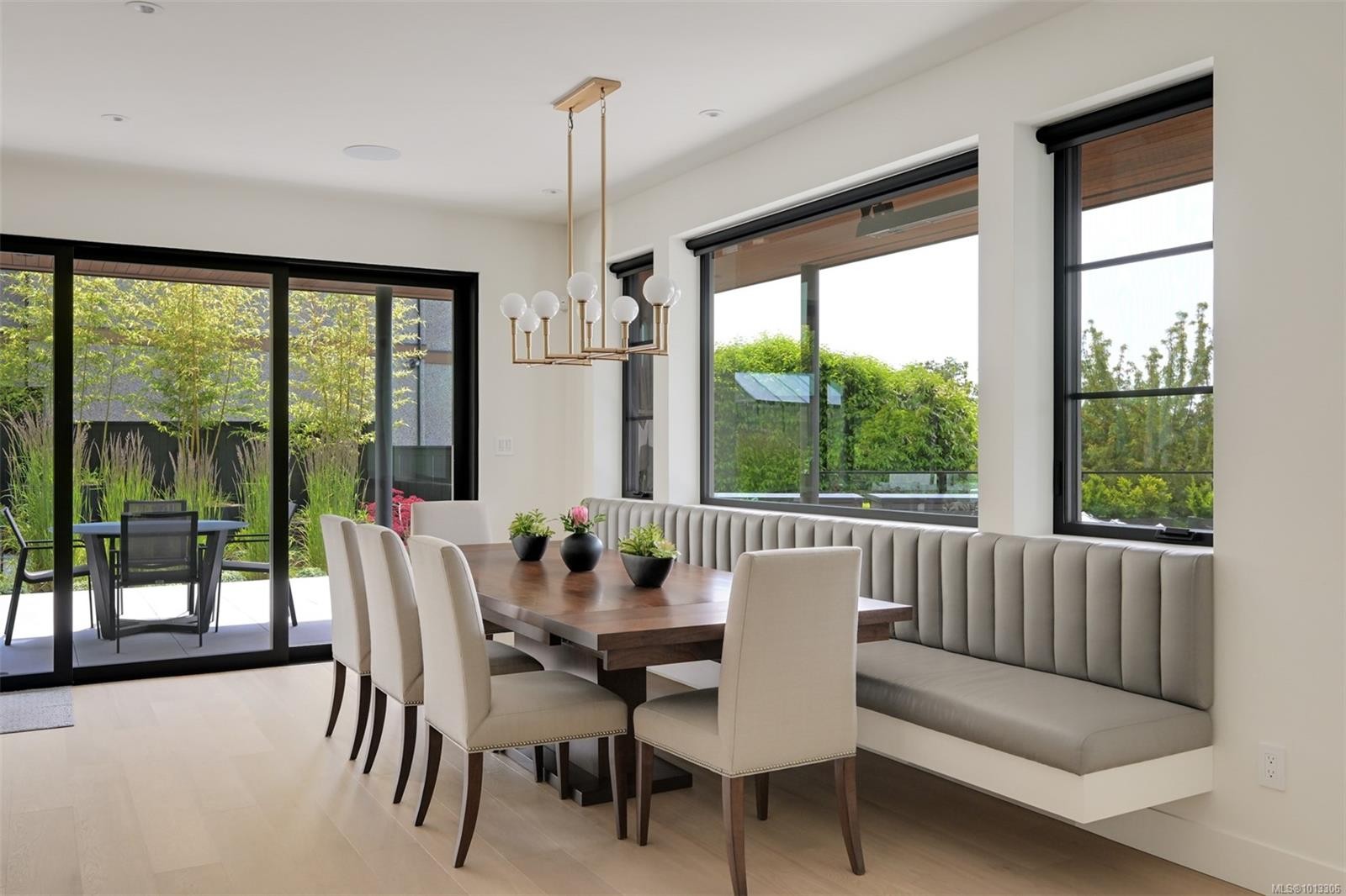 717 Robleda Cres, Victoria, BC