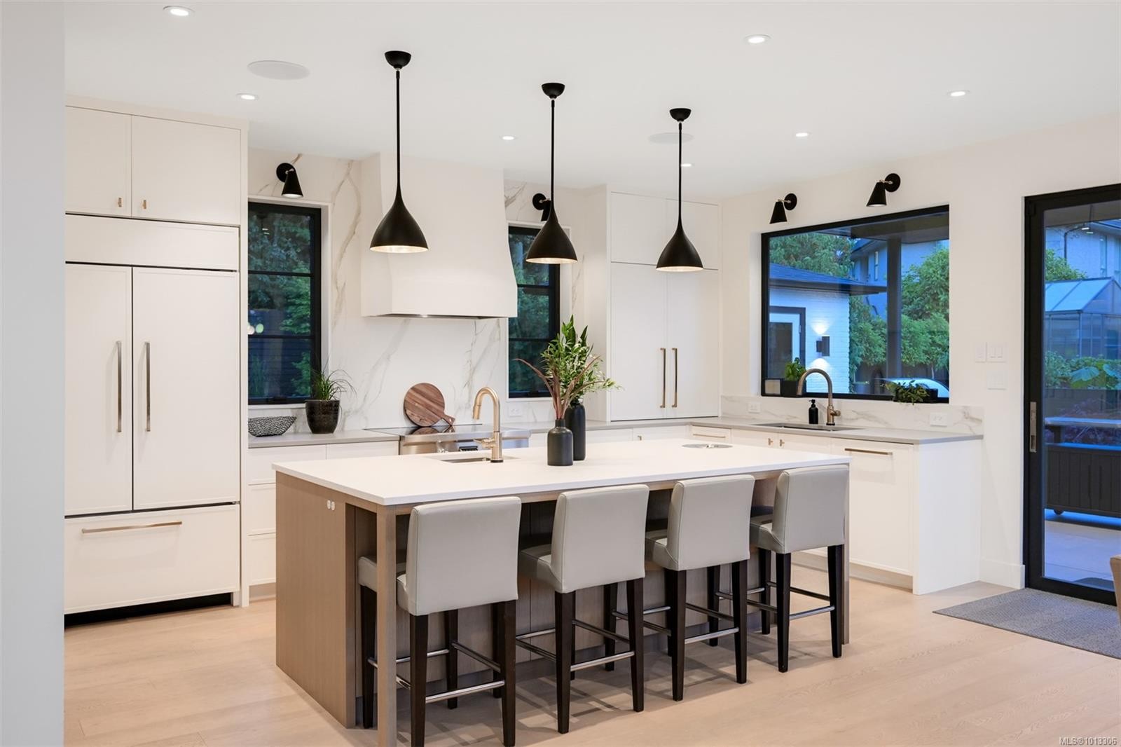 717 Robleda Cres, Victoria, BC