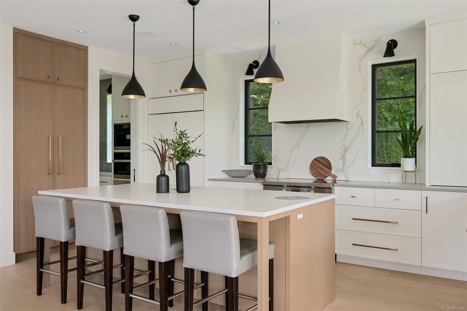 717 Robleda Cres, Victoria, BC