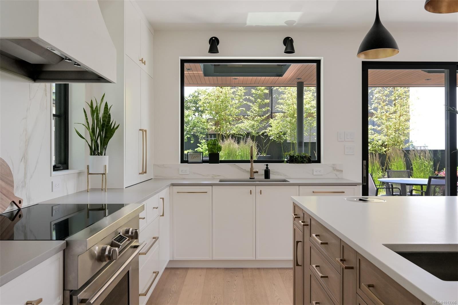 717 Robleda Cres, Victoria, BC