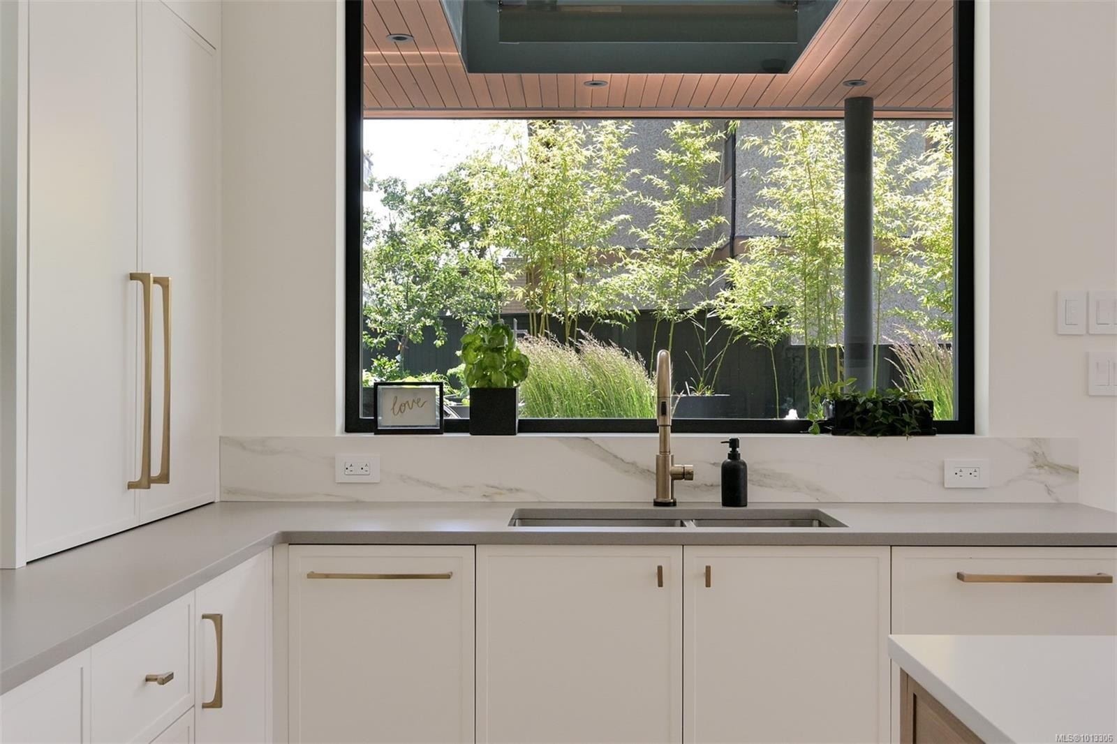 717 Robleda Cres, Victoria, BC