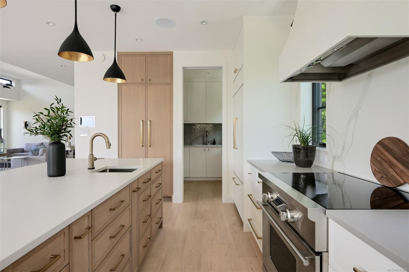 717 Robleda Cres, Victoria, BC