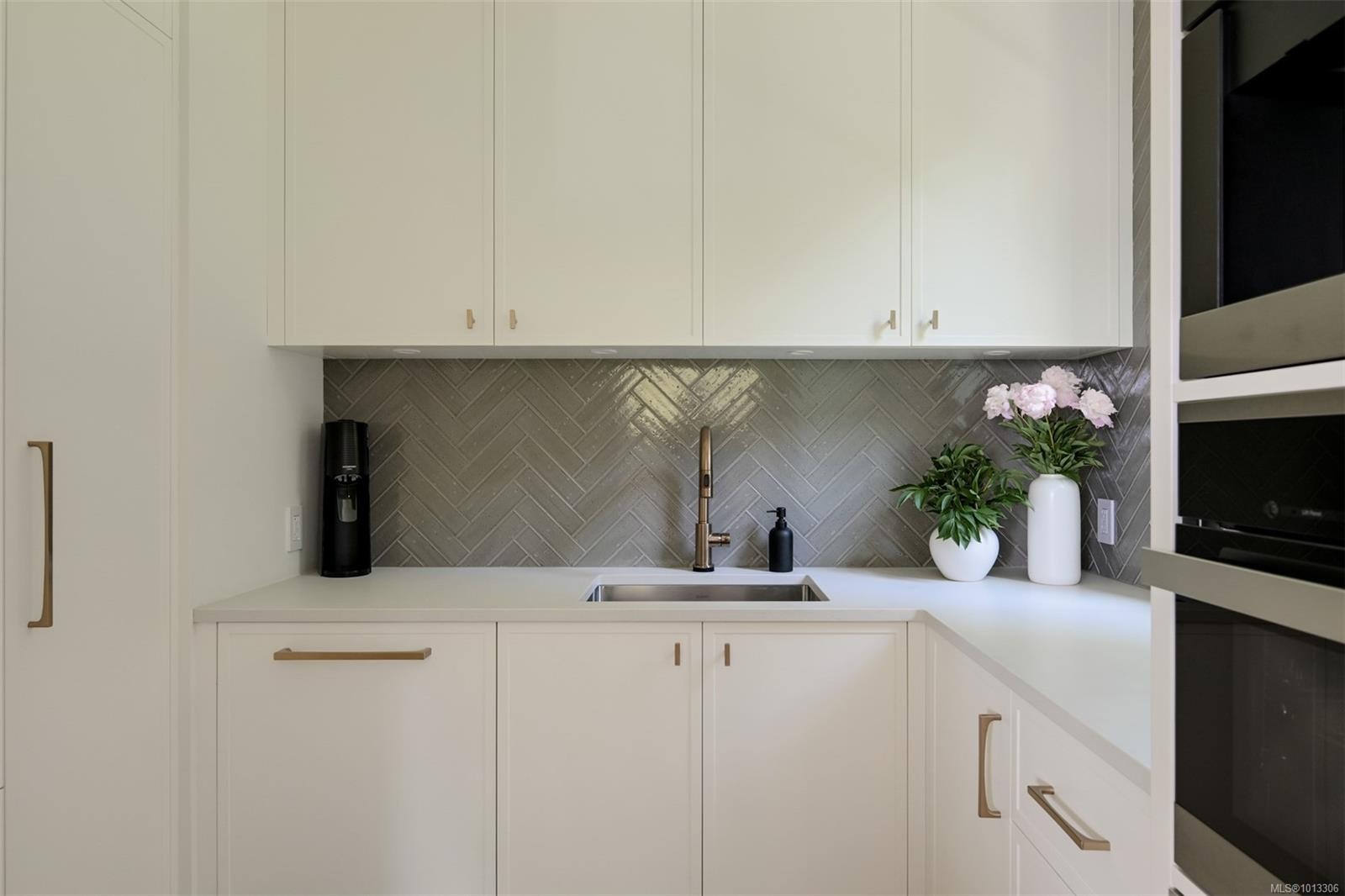 717 Robleda Cres, Victoria, BC