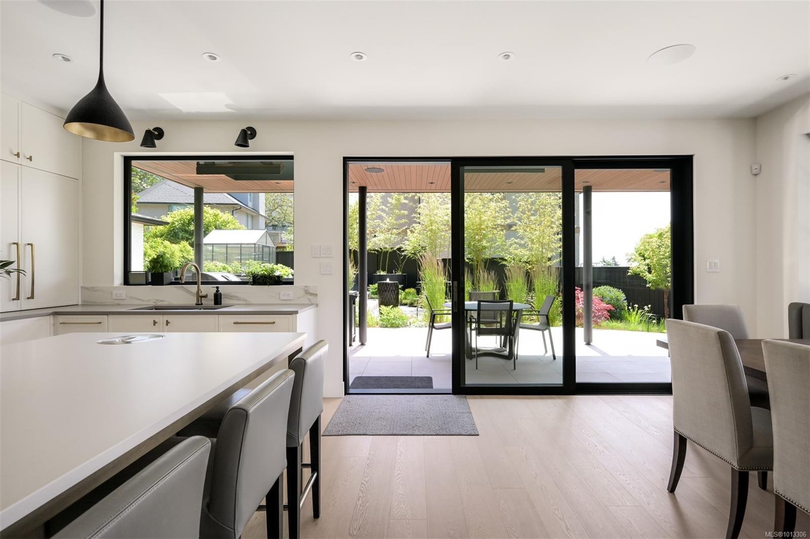 717 Robleda Cres, Victoria, BC