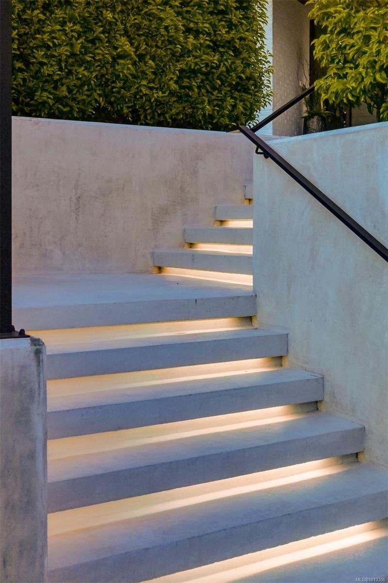 717 Robleda Cres, Victoria, BC