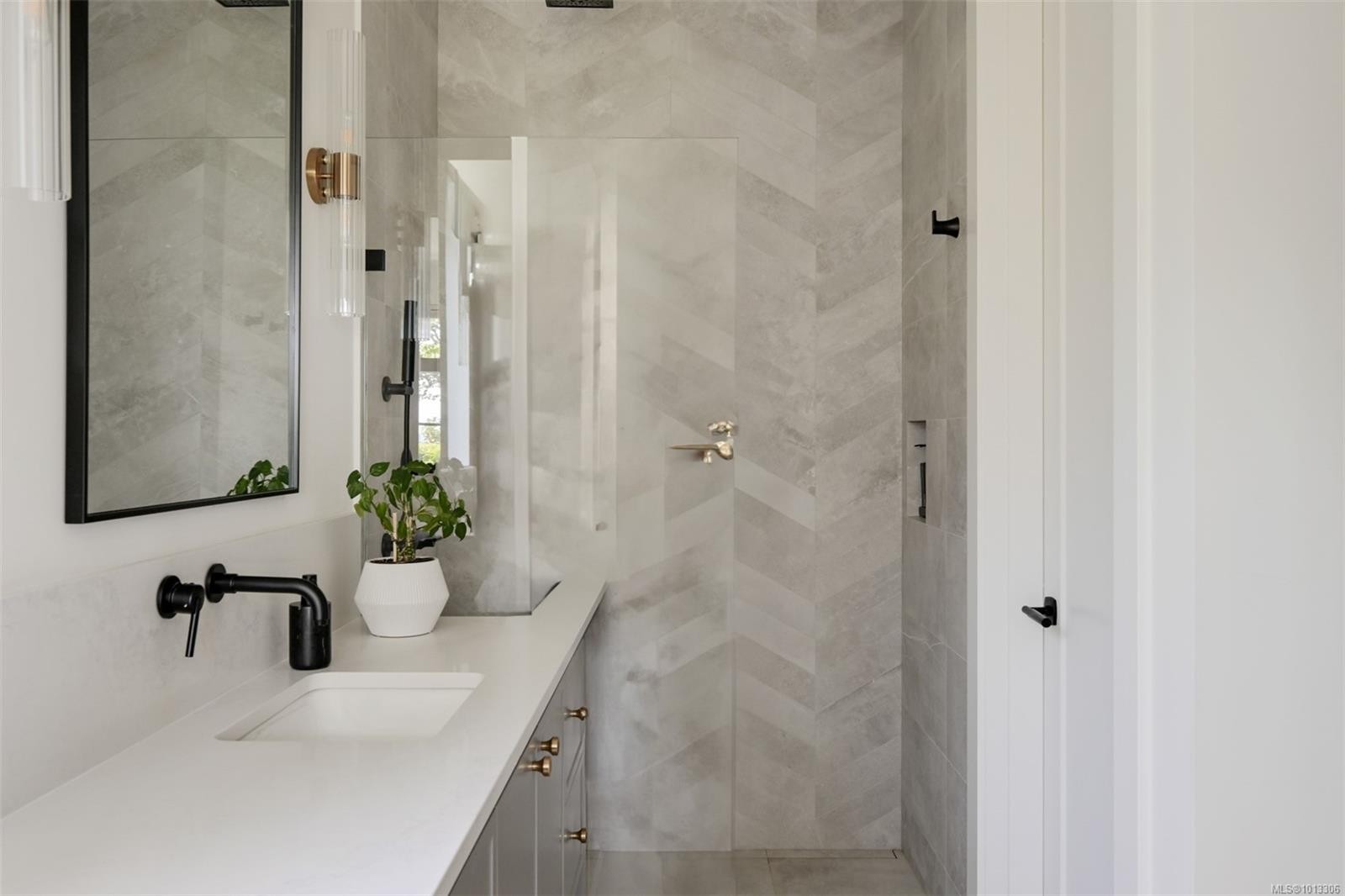 717 Robleda Cres, Victoria, BC