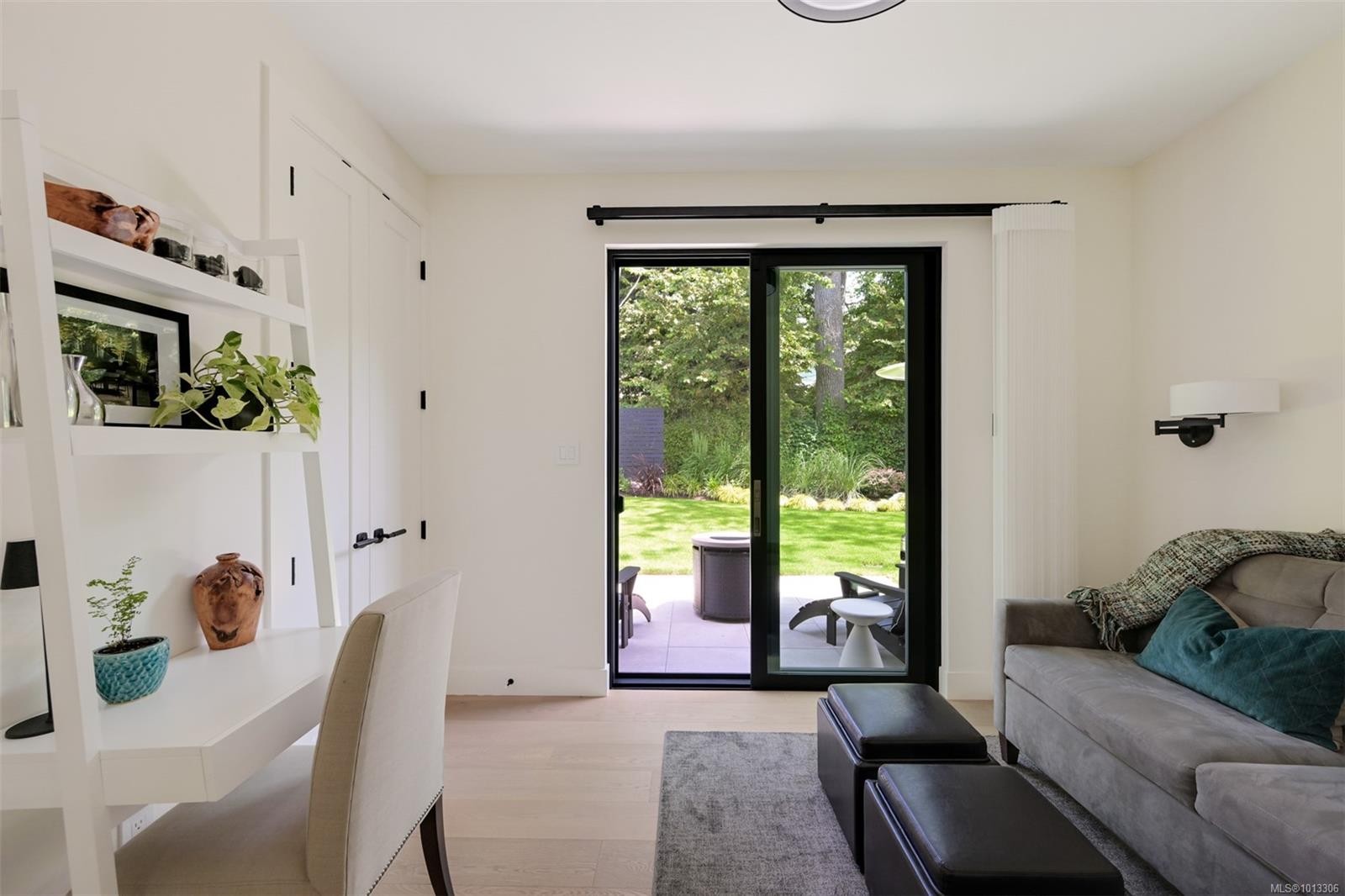 717 Robleda Cres, Victoria, BC