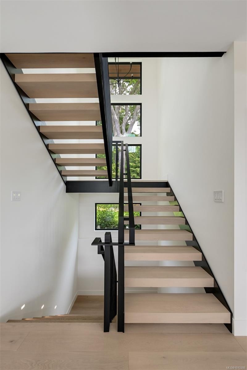 717 Robleda Cres, Victoria, BC