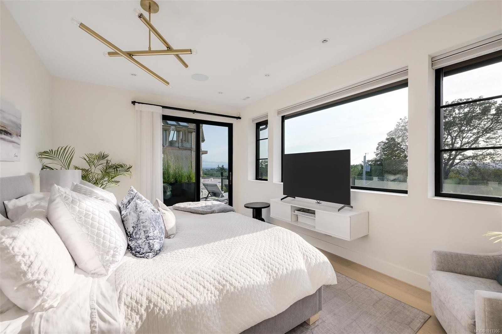 717 Robleda Cres, Victoria, BC