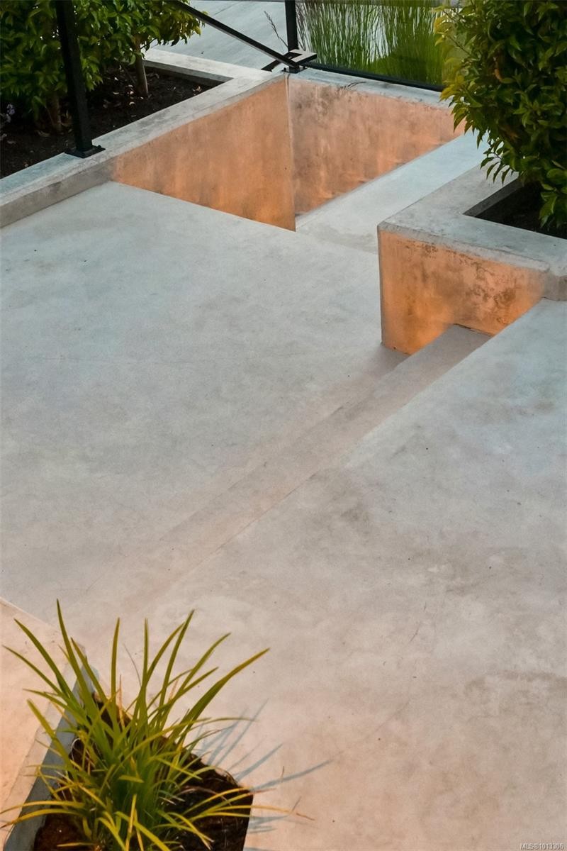 717 Robleda Cres, Victoria, BC