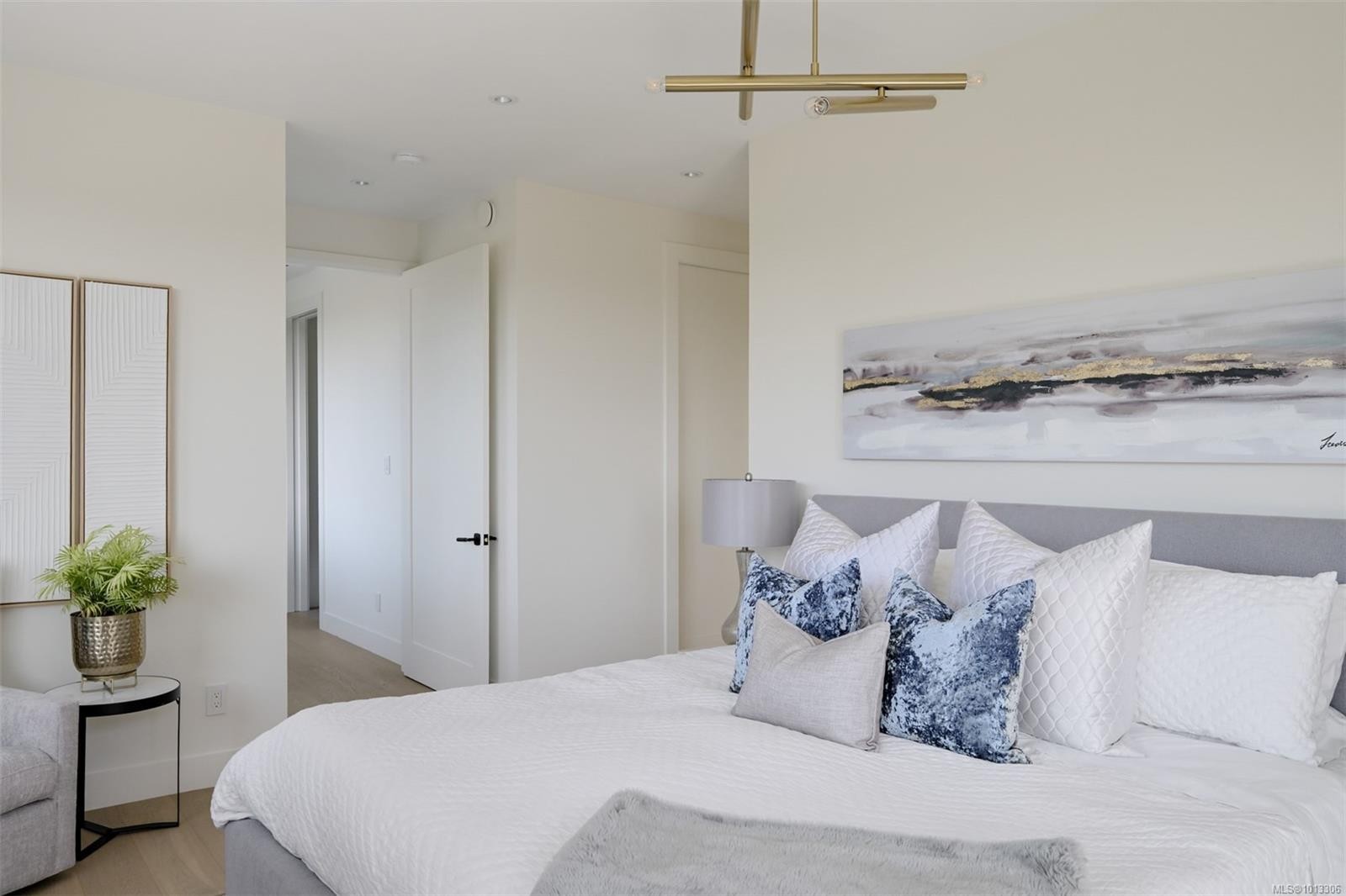 717 Robleda Cres, Victoria, BC