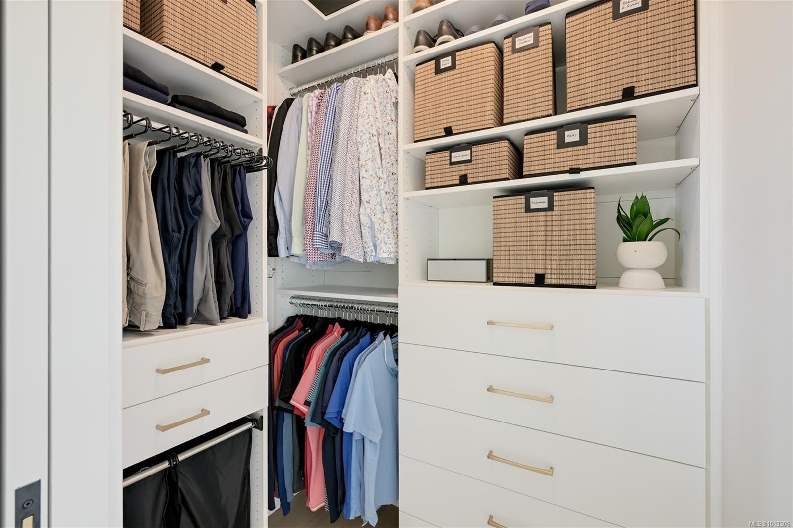 717 Robleda Cres, Victoria, BC