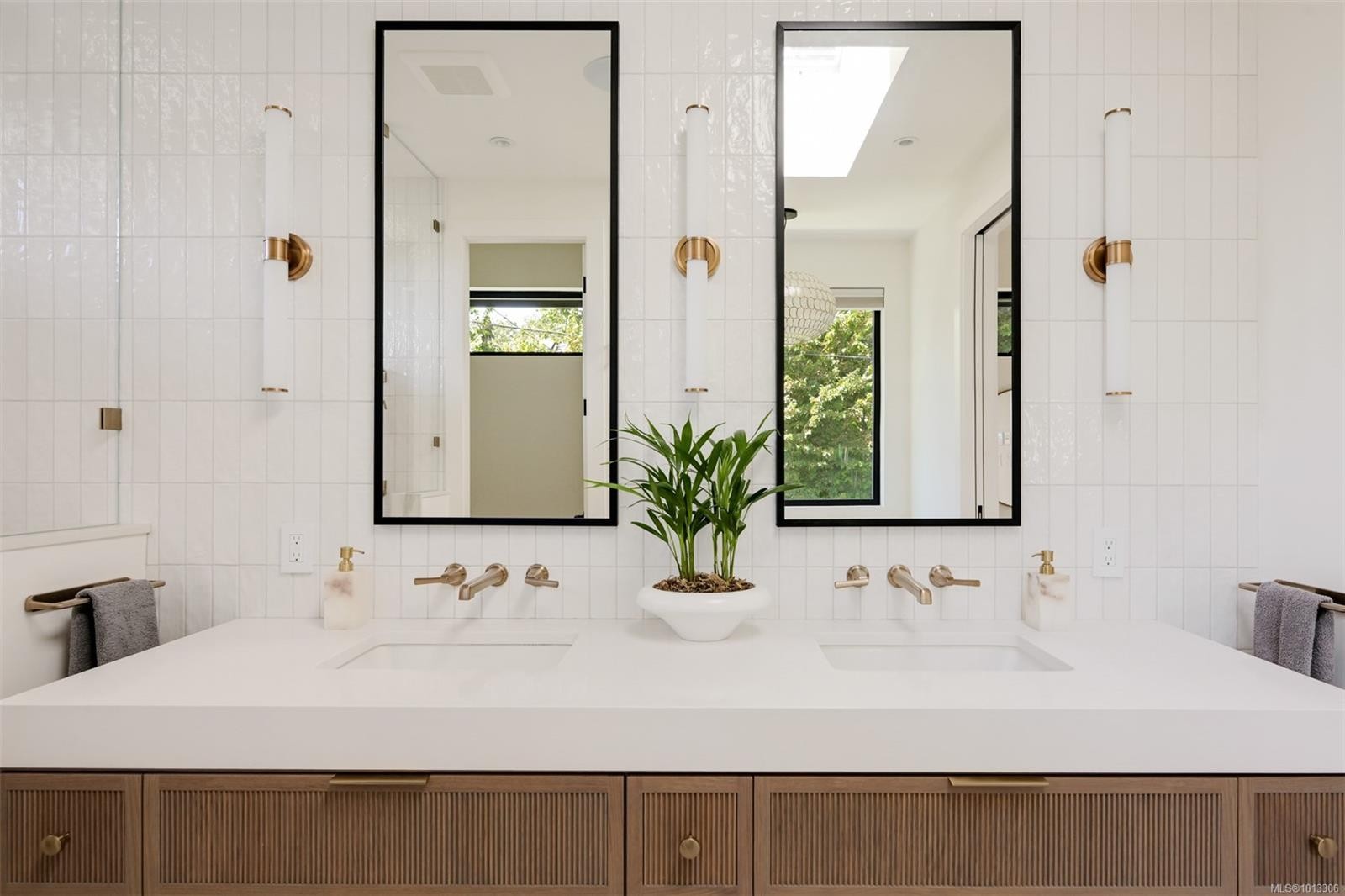 717 Robleda Cres, Victoria, BC