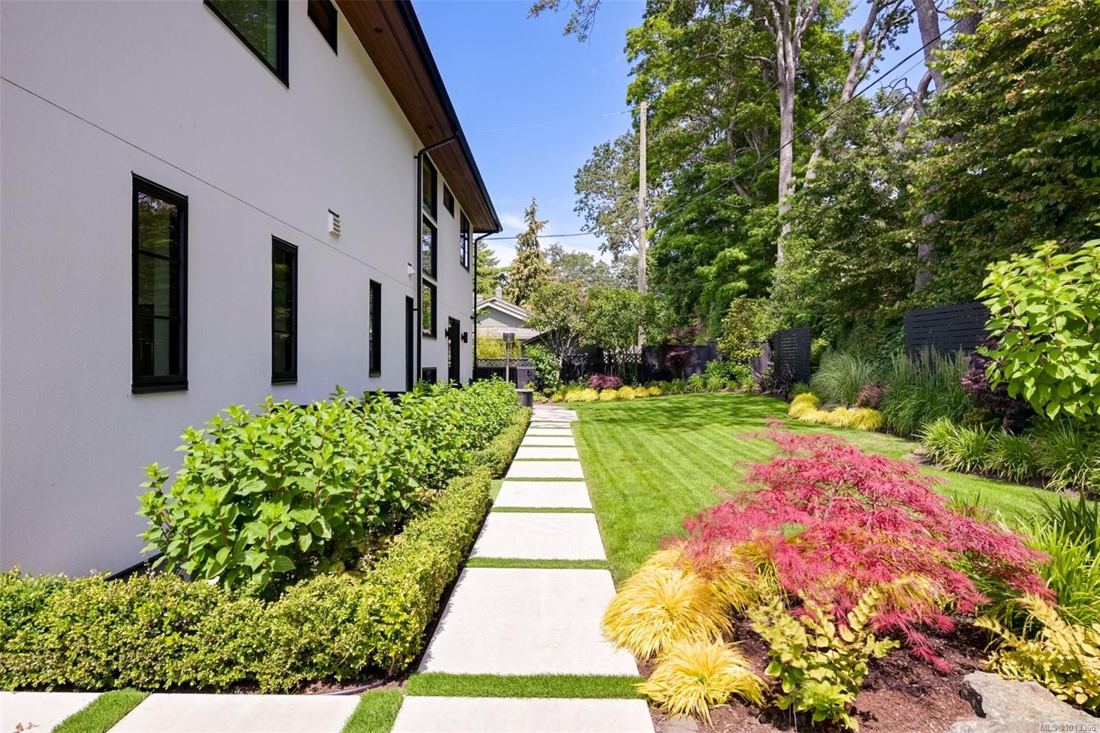 717 Robleda Cres, Victoria, BC