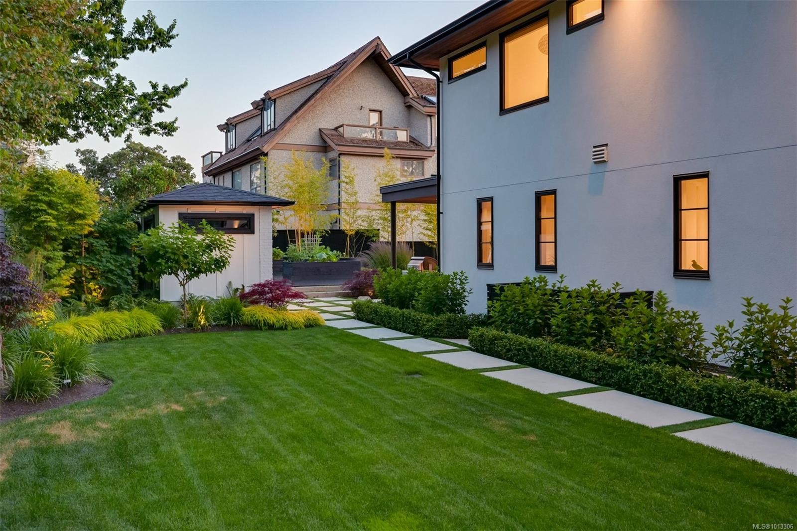 717 Robleda Cres, Victoria, BC