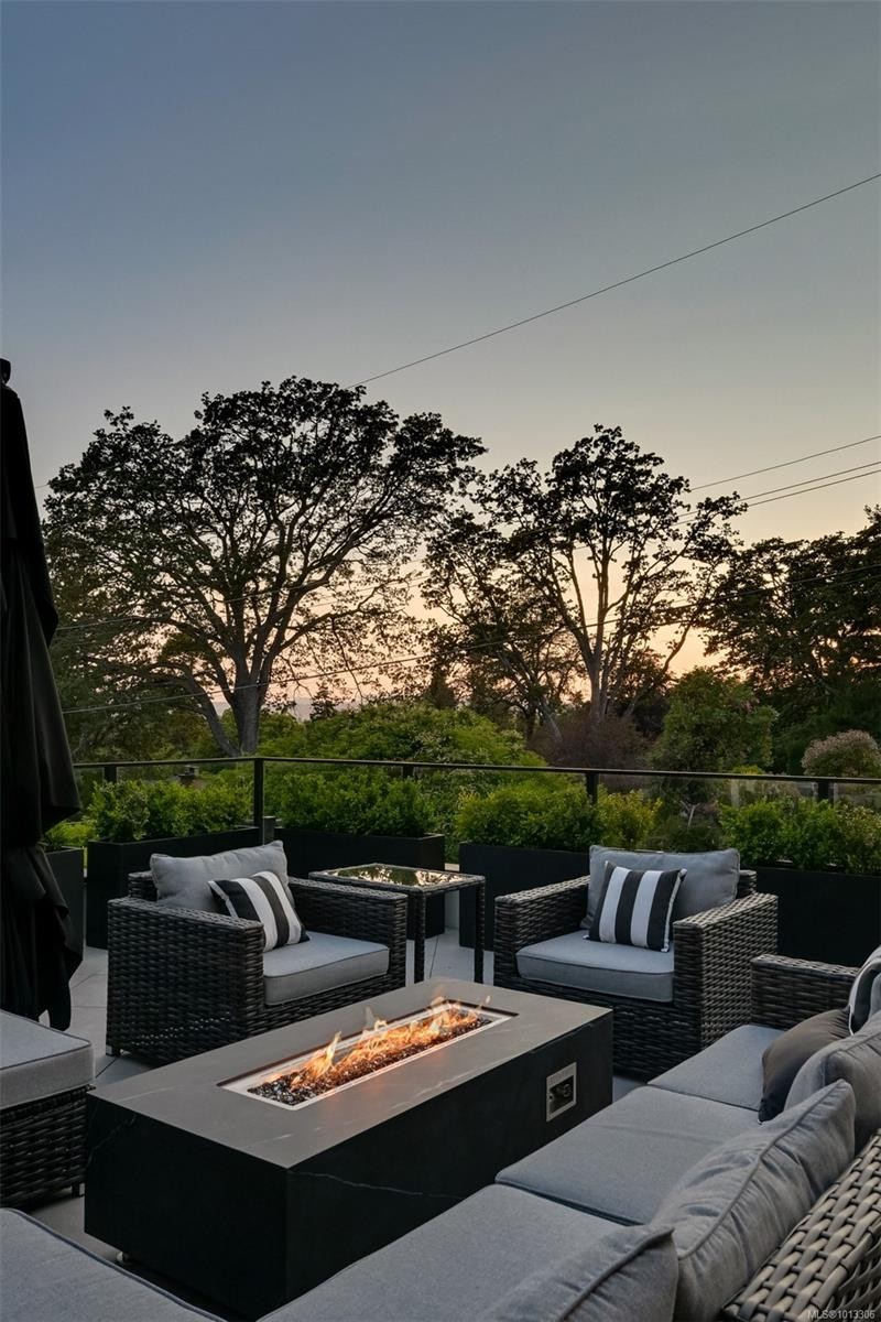 717 Robleda Cres, Victoria, BC