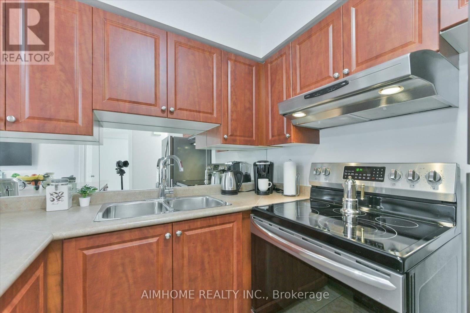 1036 - 55 George Appleton Way, Toronto, ON - Indoor Photo Showing Kitchen With Double Sink
