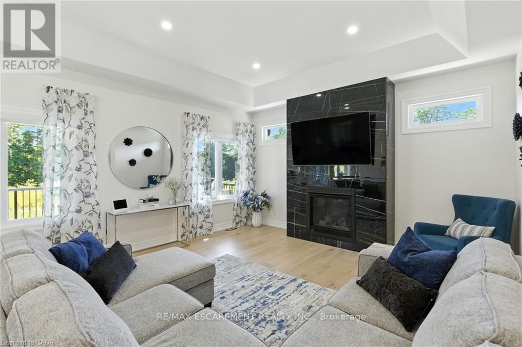 270 Charles Street, Norfolk, ON - Indoor Photo Showing Living Room