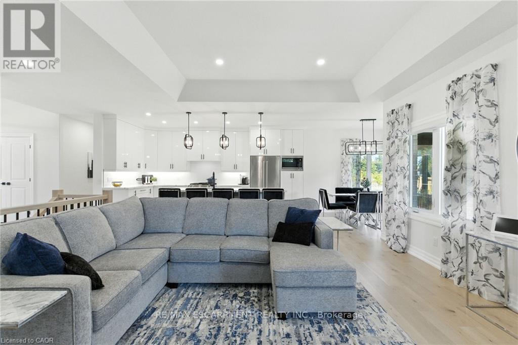 270 Charles Street, Norfolk, ON - Indoor Photo Showing Living Room