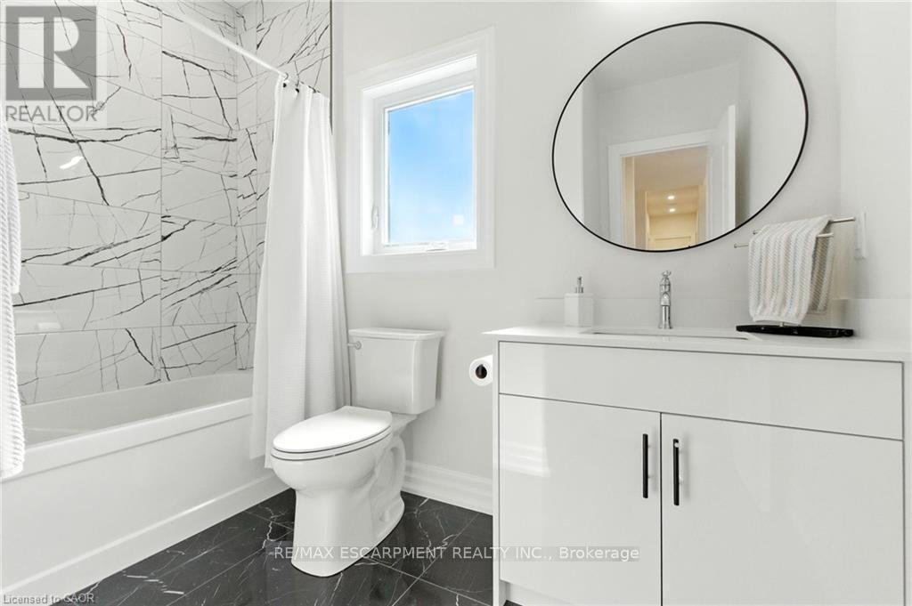 270 Charles Street, Norfolk, ON - Indoor Photo Showing Bathroom