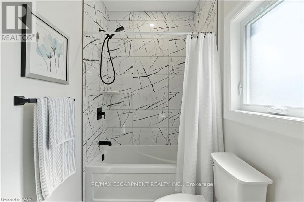 270 Charles Street, Norfolk, ON - Indoor Photo Showing Bathroom