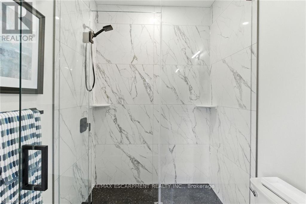 270 Charles Street, Norfolk, ON - Indoor Photo Showing Bathroom