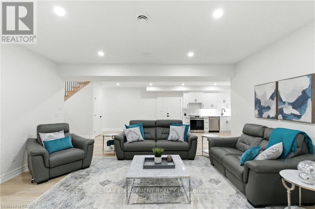 270 Charles Street, Norfolk, ON - Indoor Photo Showing Living Room