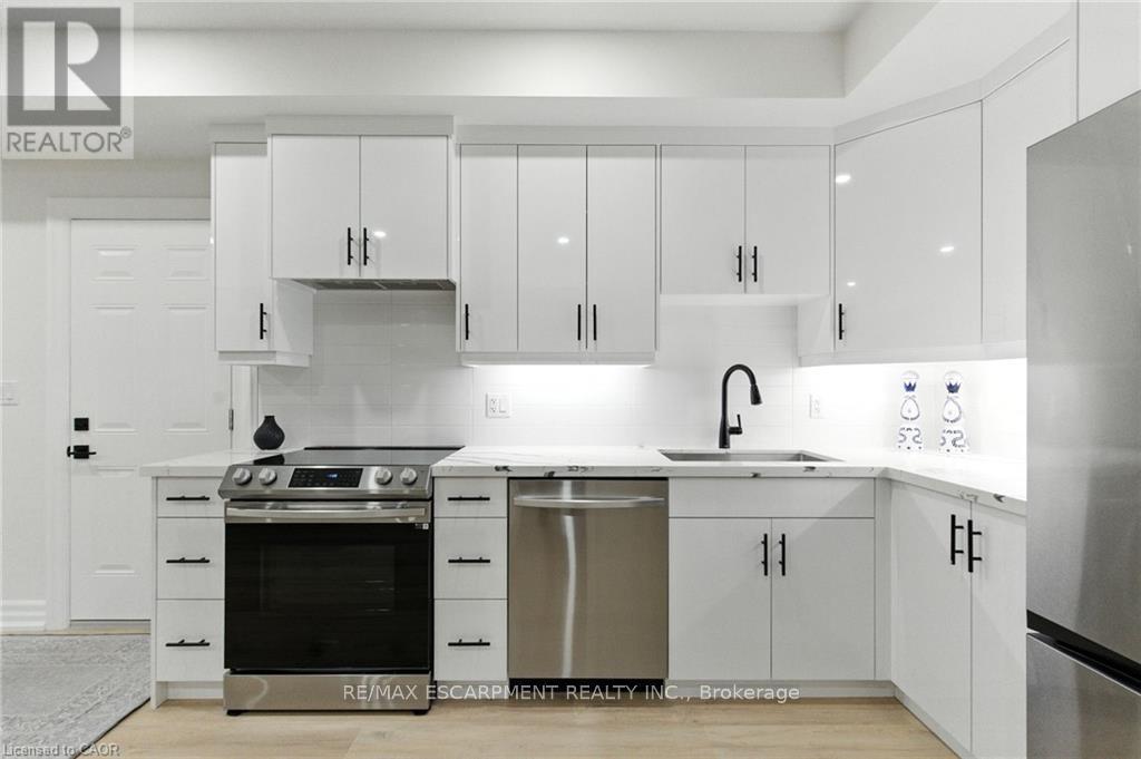 270 Charles Street, Norfolk, ON - Indoor Photo Showing Kitchen With Upgraded Kitchen