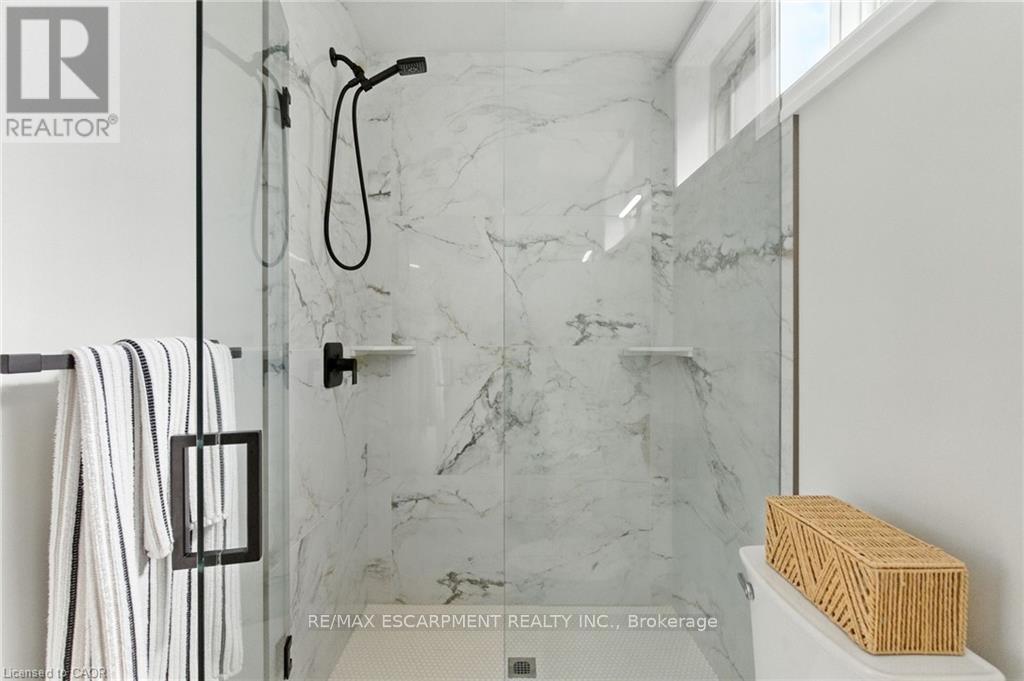 270 Charles Street, Norfolk, ON - Indoor Photo Showing Bathroom