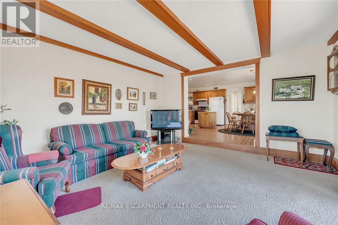 5581 King Street, Lincoln, ON - Indoor Photo Showing Living Room