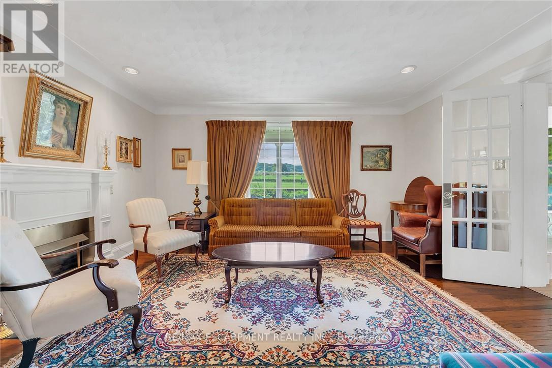 5581 King Street, Lincoln, ON - Indoor Photo Showing Living Room