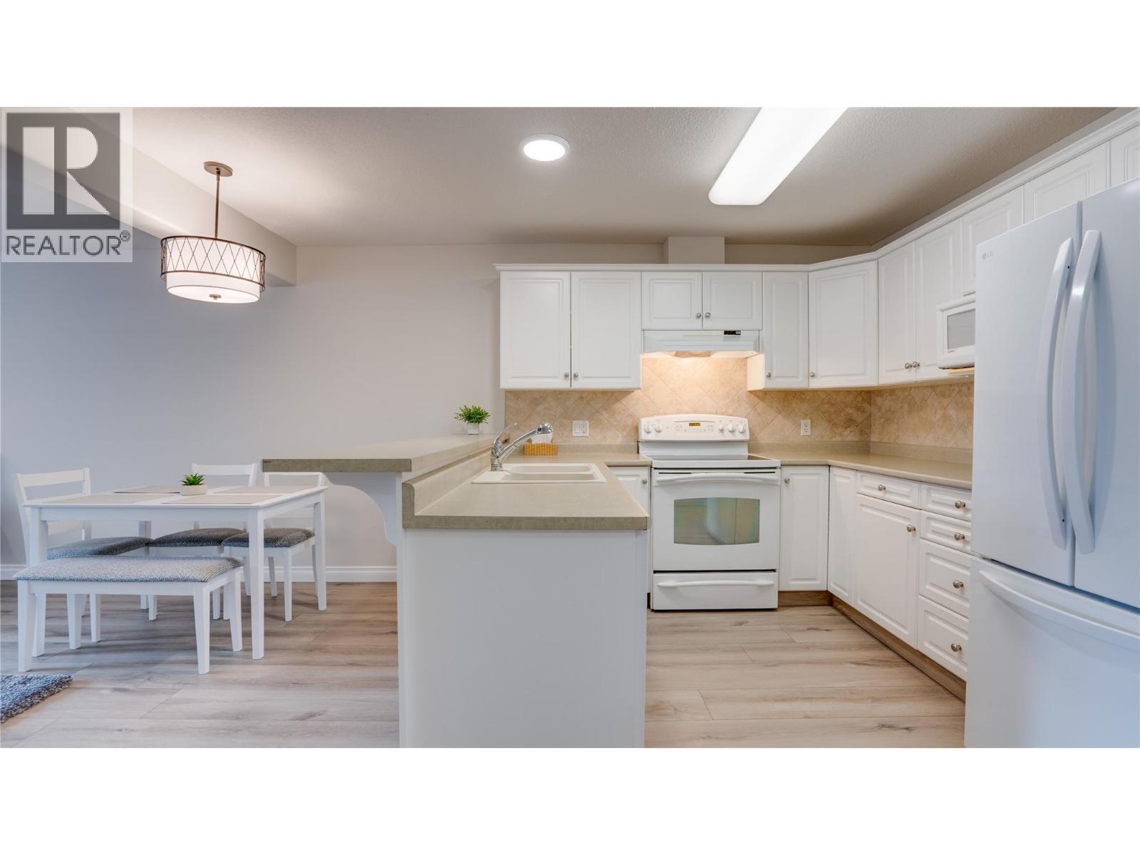 1002 Riverside Avenue Unit# 111, Sicamous, BC - Indoor Photo Showing Kitchen