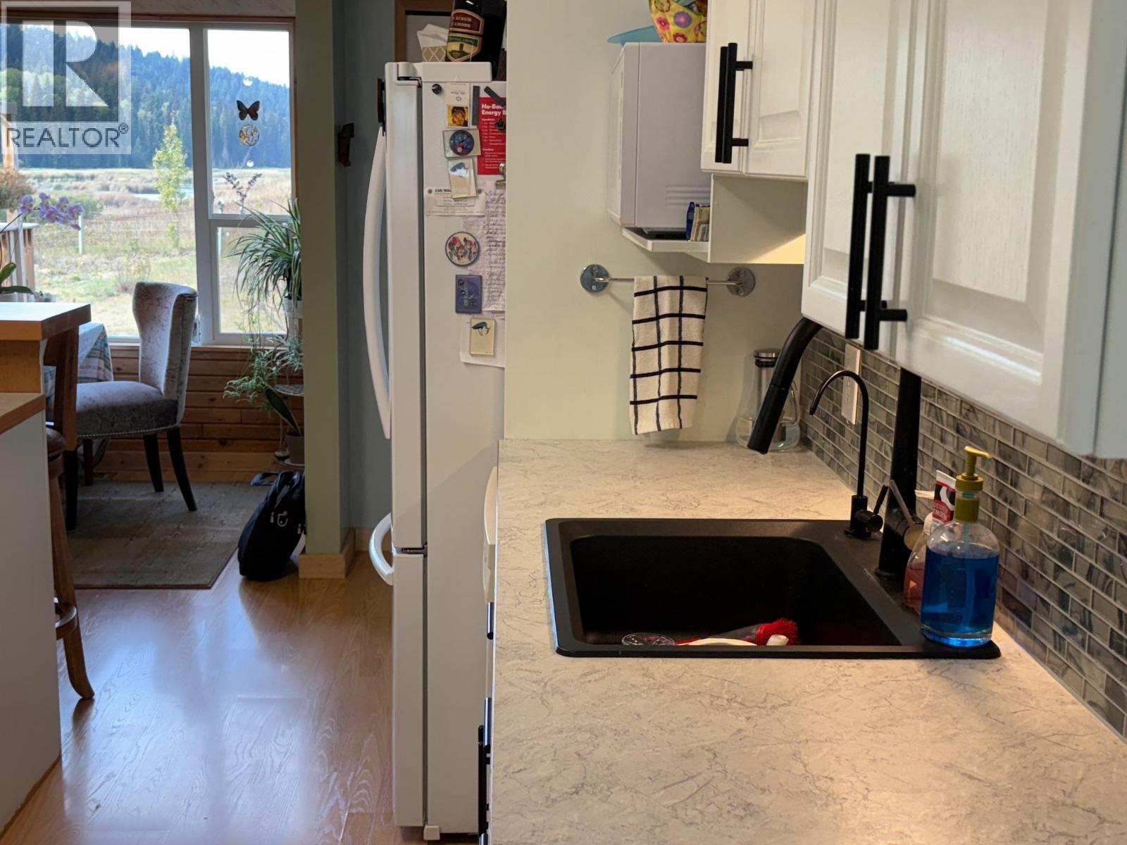 5199 Kallum Drive, 108 Mile Ranch, BC - Indoor Photo Showing Kitchen