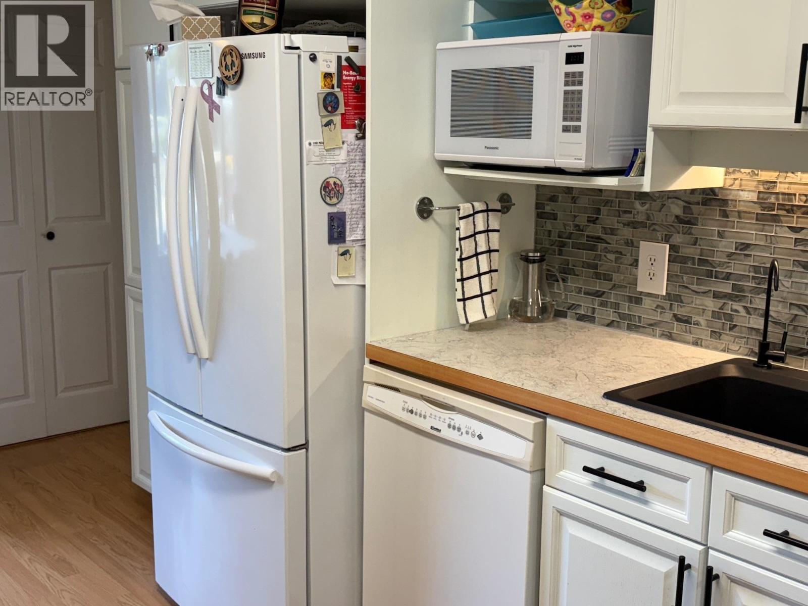 5199 Kallum Drive, 108 Mile Ranch, BC - Indoor Photo Showing Kitchen