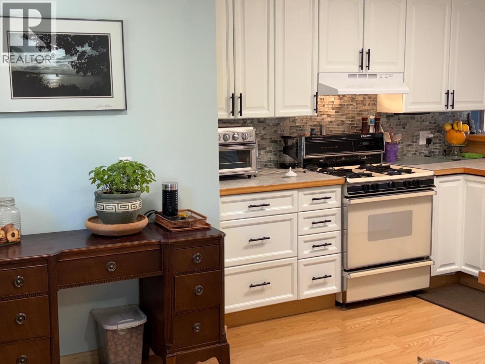 5199 Kallum Drive, 108 Mile Ranch, BC - Indoor Photo Showing Kitchen