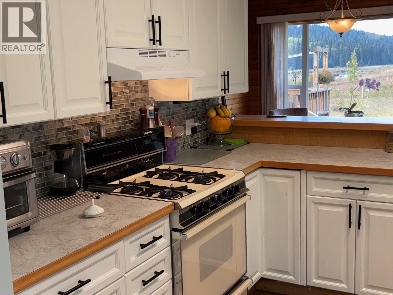 5199 Kallum Drive, 108 Mile Ranch, BC - Indoor Photo Showing Kitchen