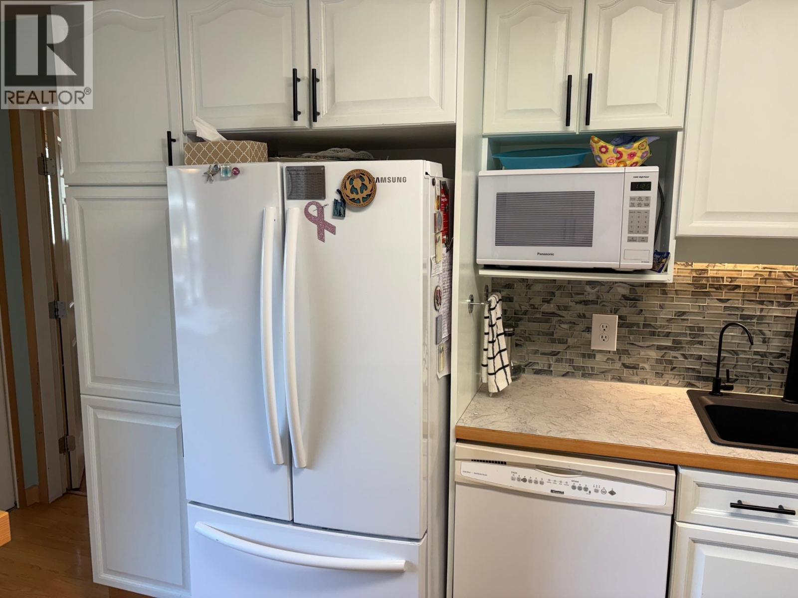 5199 Kallum Drive, 108 Mile Ranch, BC - Indoor Photo Showing Kitchen