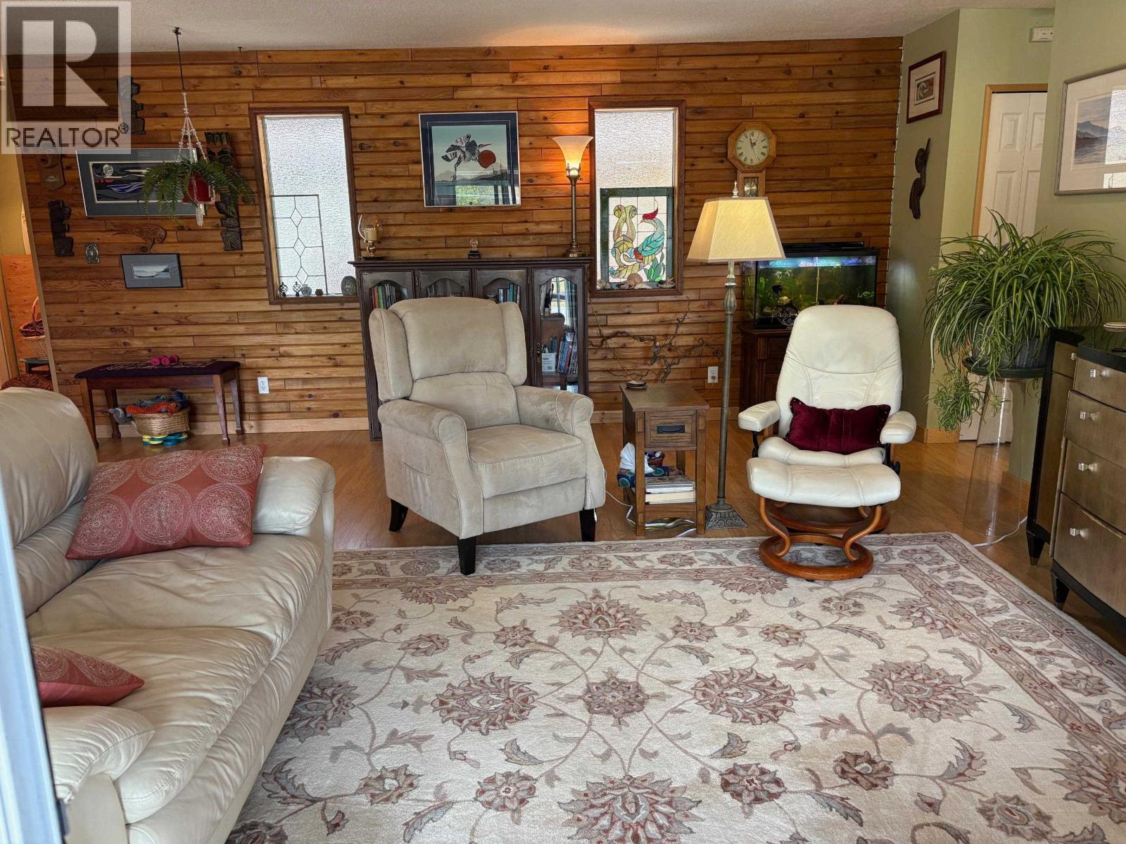 5199 Kallum Drive, 108 Mile Ranch, BC - Indoor Photo Showing Living Room