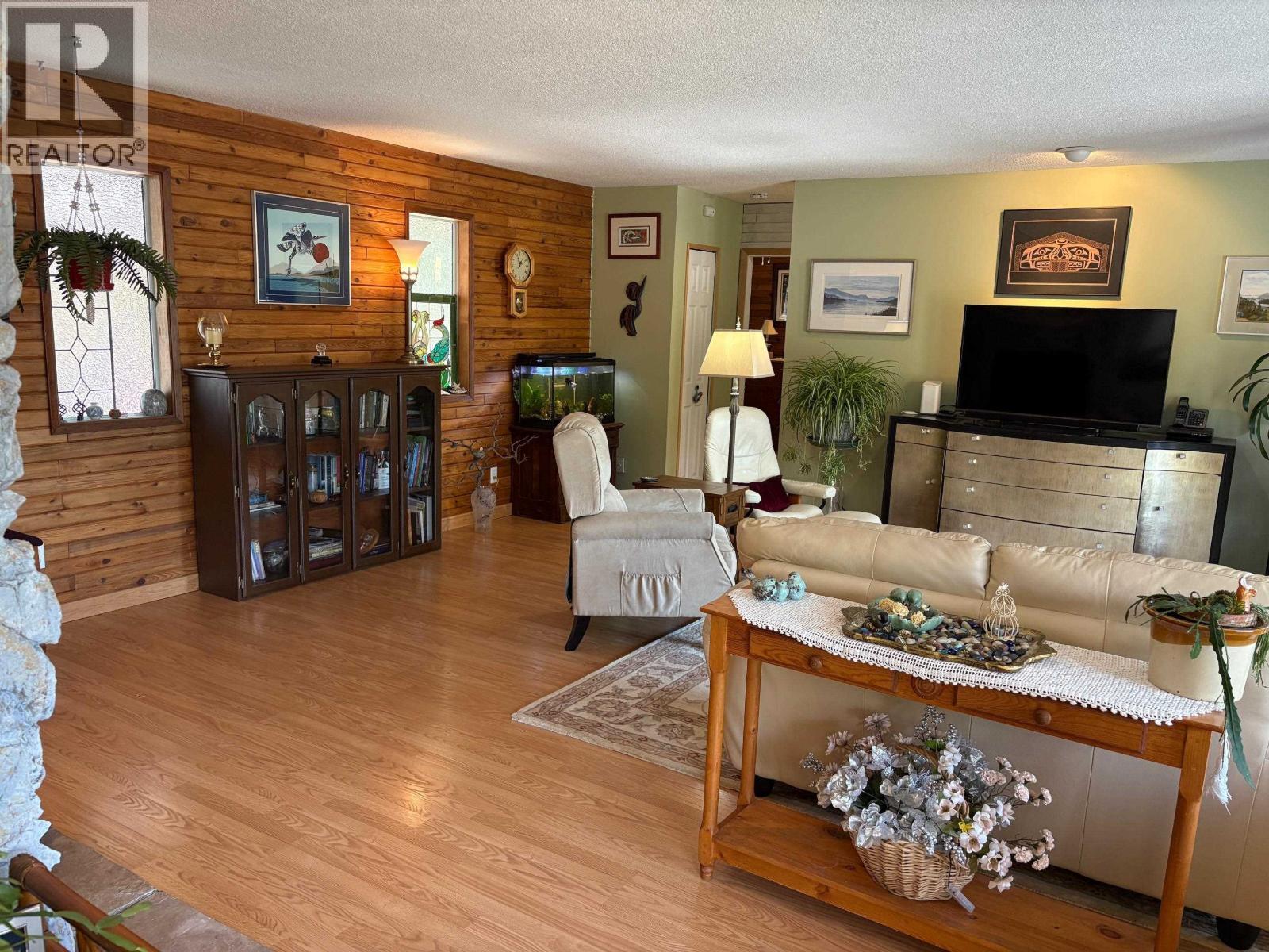 5199 Kallum Drive, 108 Mile Ranch, BC - Indoor Photo Showing Living Room