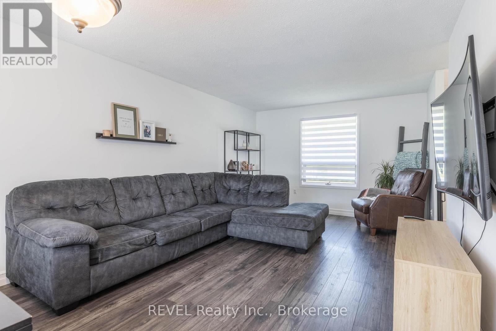 3 Newleaf Crescent, Welland (N. Welland), ON - Indoor Photo Showing Living Room