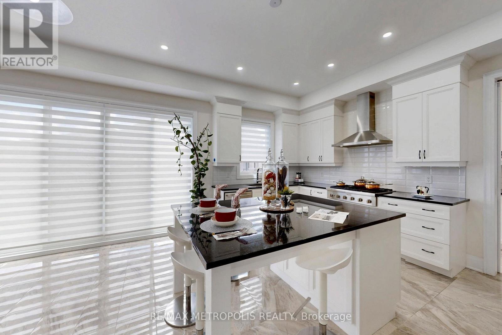163 Ballantyne Boulevard, Vaughan, ON - Indoor Photo Showing Kitchen With Upgraded Kitchen