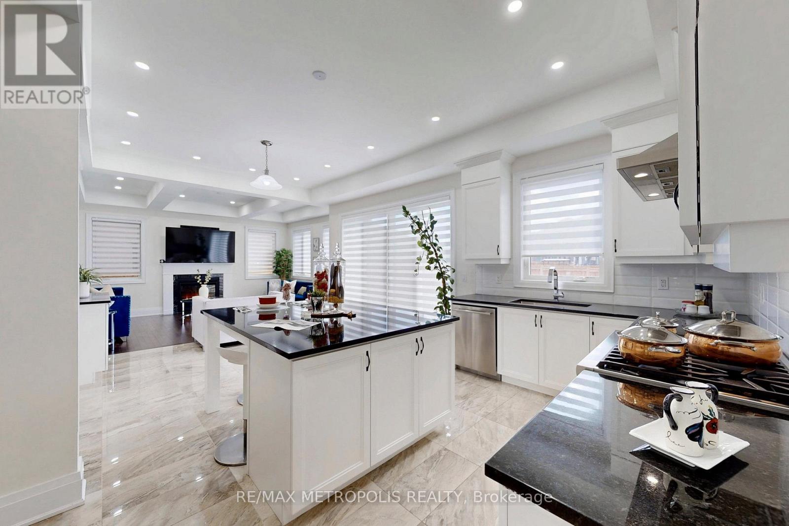 163 Ballantyne Boulevard, Vaughan, ON - Indoor Photo Showing Kitchen With Upgraded Kitchen