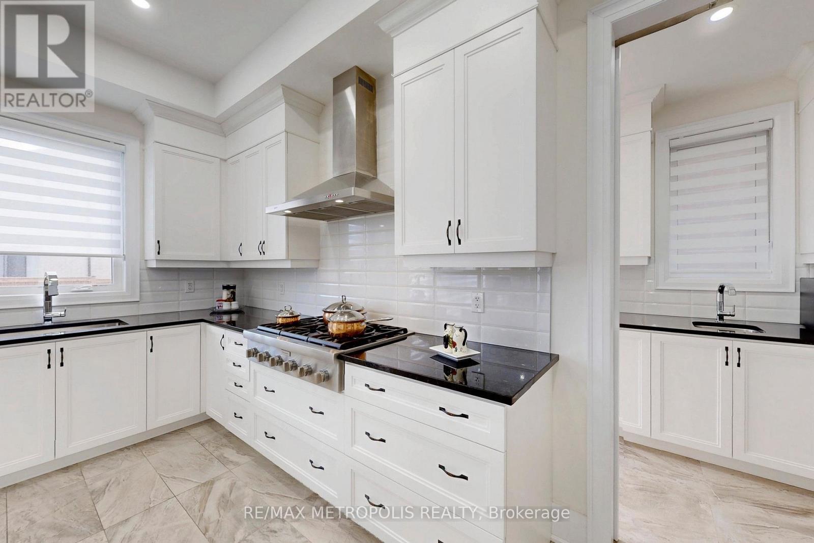 163 Ballantyne Boulevard, Vaughan, ON - Indoor Photo Showing Kitchen With Upgraded Kitchen
