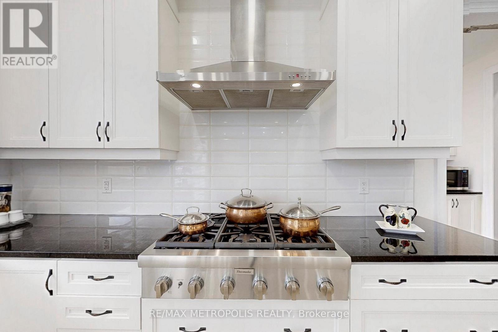 163 Ballantyne Boulevard, Vaughan, ON - Indoor Photo Showing Kitchen With Upgraded Kitchen